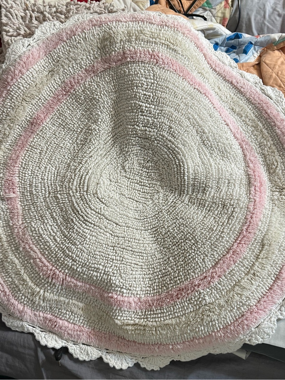 Source Unknown Cream Round Bath Mat with Pink Ring
